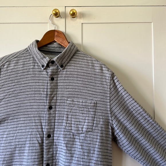 Penfield Classic Fit Medium Men’s Button Down - Picture 3 of 5